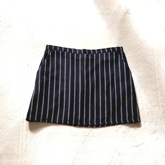 😍 PINSTRIPE MODEL OFF DUTY TRENDY BLACK WHITE POCKET WORK OFFICE SKIRT - Picture 1 of 7